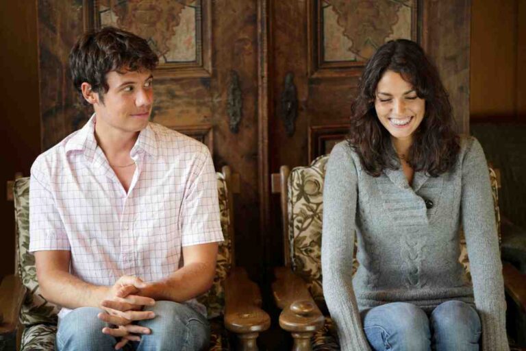 Les signes évidents que tu plais à un homme timide