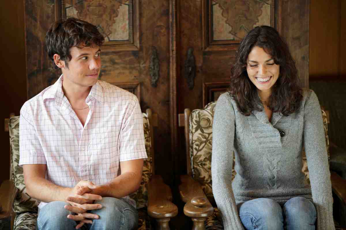 Comment reconnaître qu&rsquo;un homme timide est attiré par vous ? 7 signes révélateurs
