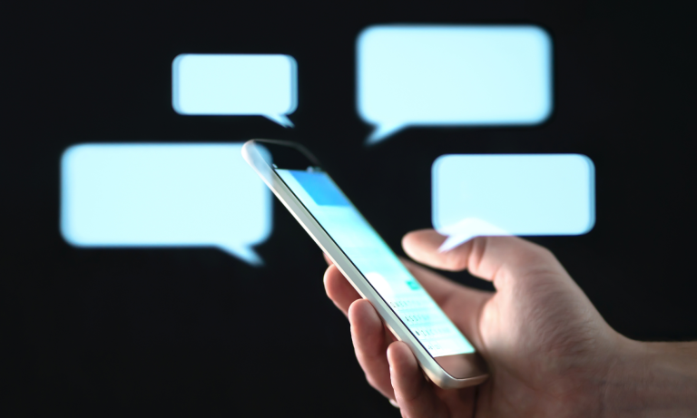 Quelles techniques utiliser pour rendre un homme fou amoureux à distance par SMS