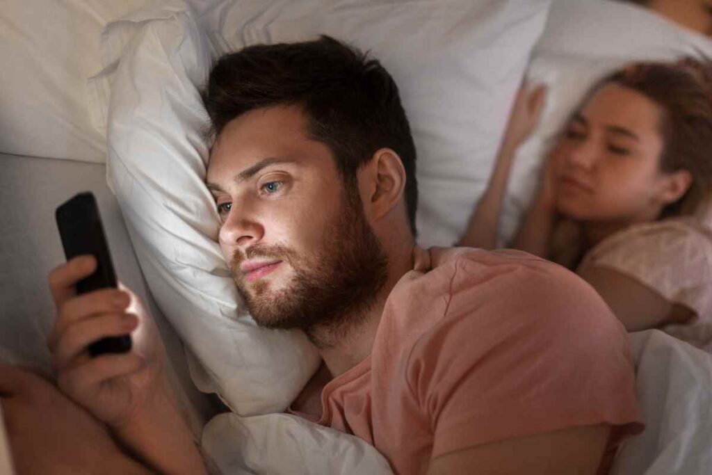 Signes qu'il en aime une autre : il cache son téléphone