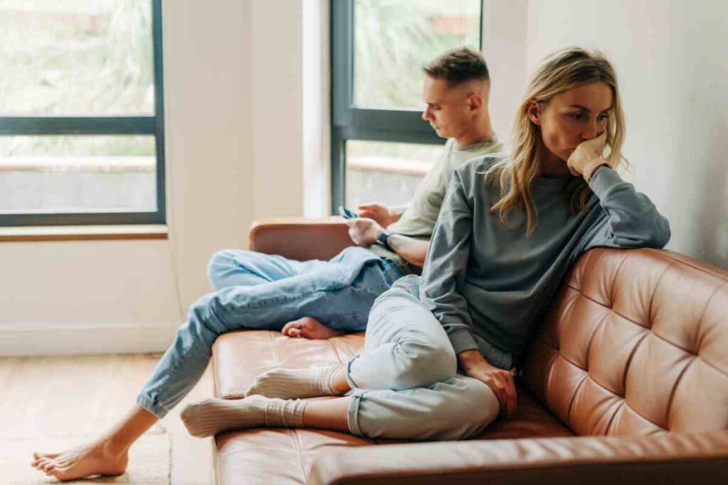 Signes qu'il en aime une autre : une hostilité croissante envers vous