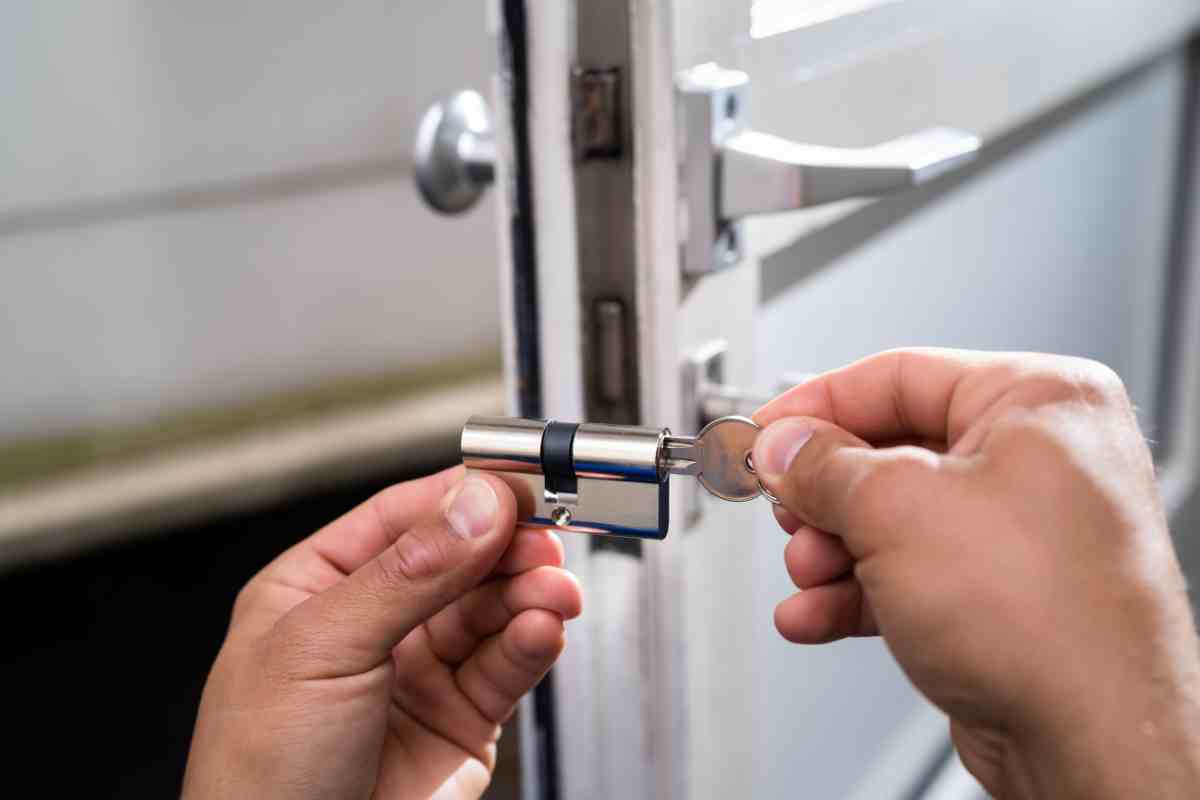 Peut-on changer serrure quand conjoint quitte domicile : droits et procédure