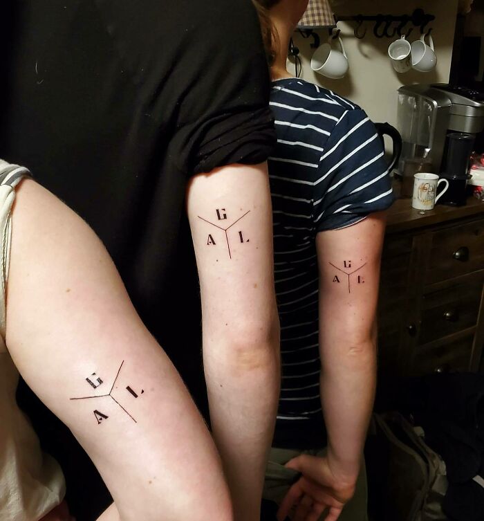 Tatouage pour la famille avec l'initiale de chaque membre