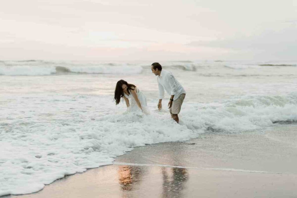 Jeu d'amour à la plage : La course des vagues en duo