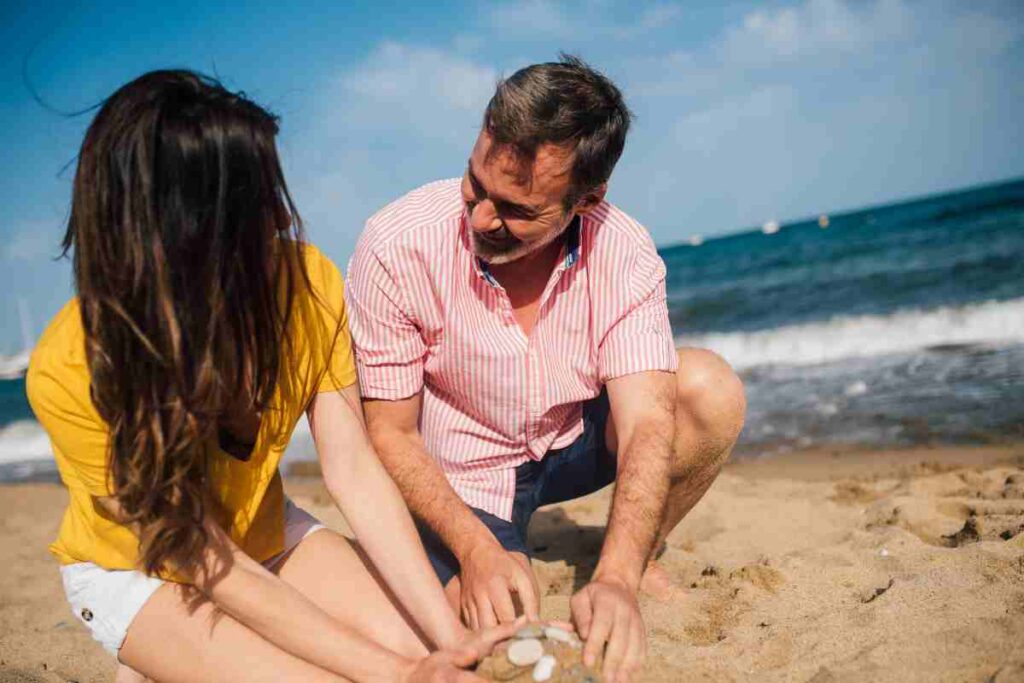 Jeu d'amour à la plage : La construction d'un chateau de sable