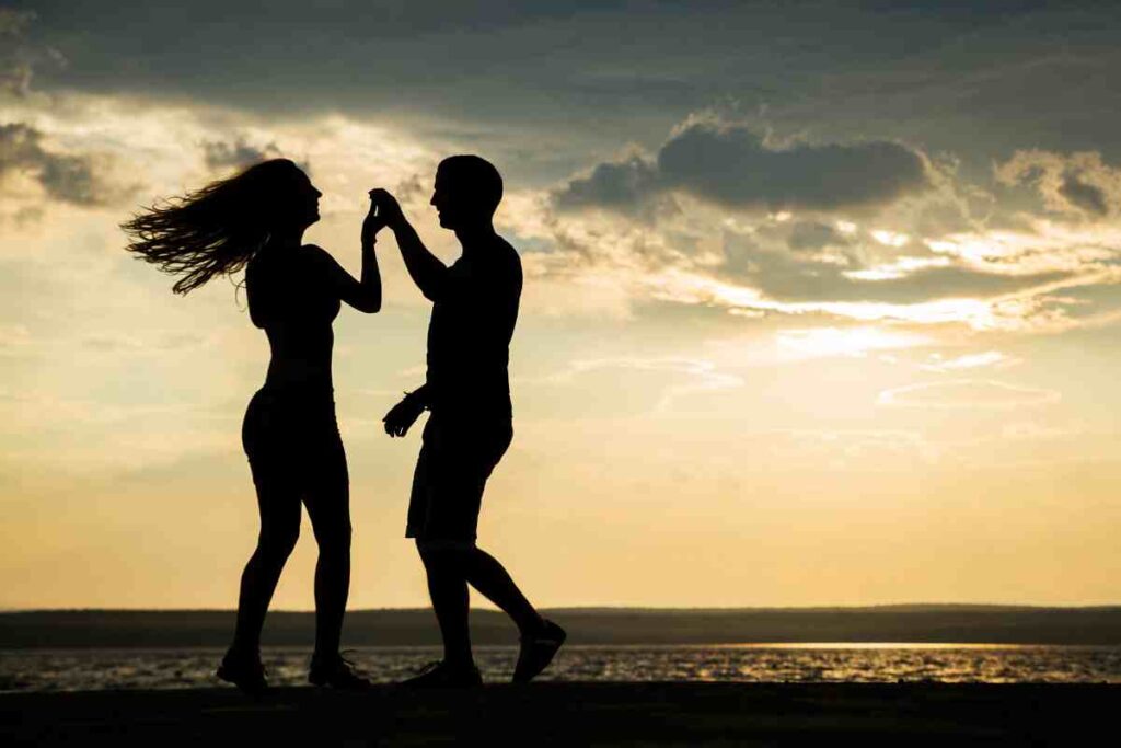 Jeu d'amour à la plage : La danse