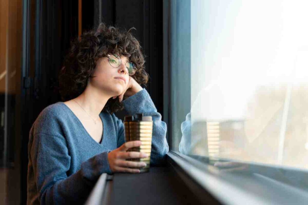 signes qui indiquent qu'une personne vous garde dans ses pensées