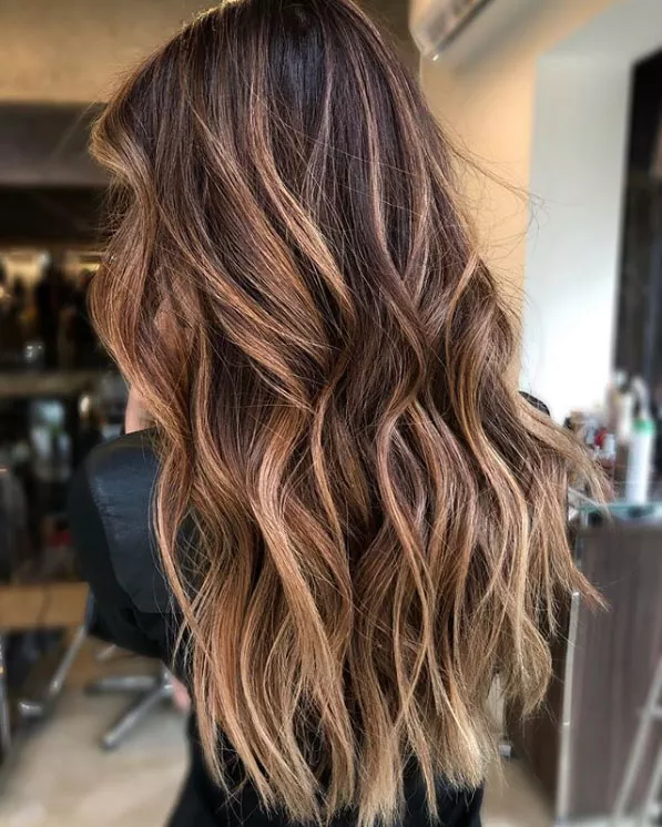 Balayage mèches caramel cannelle