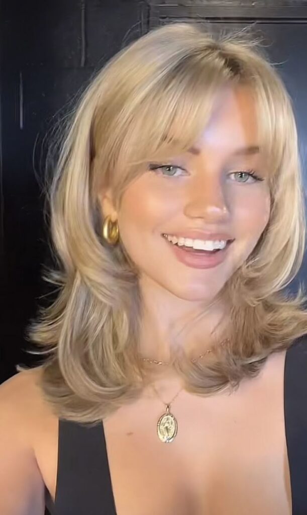 Coupe de cheveux avec frange papillon 