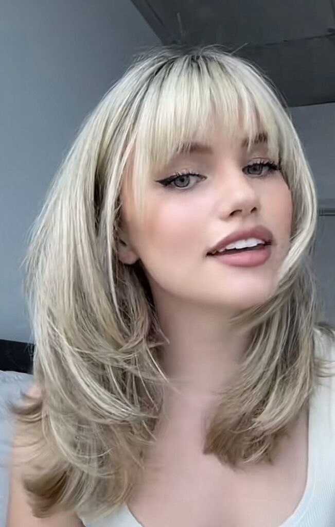 Frange papillon cheveux raides