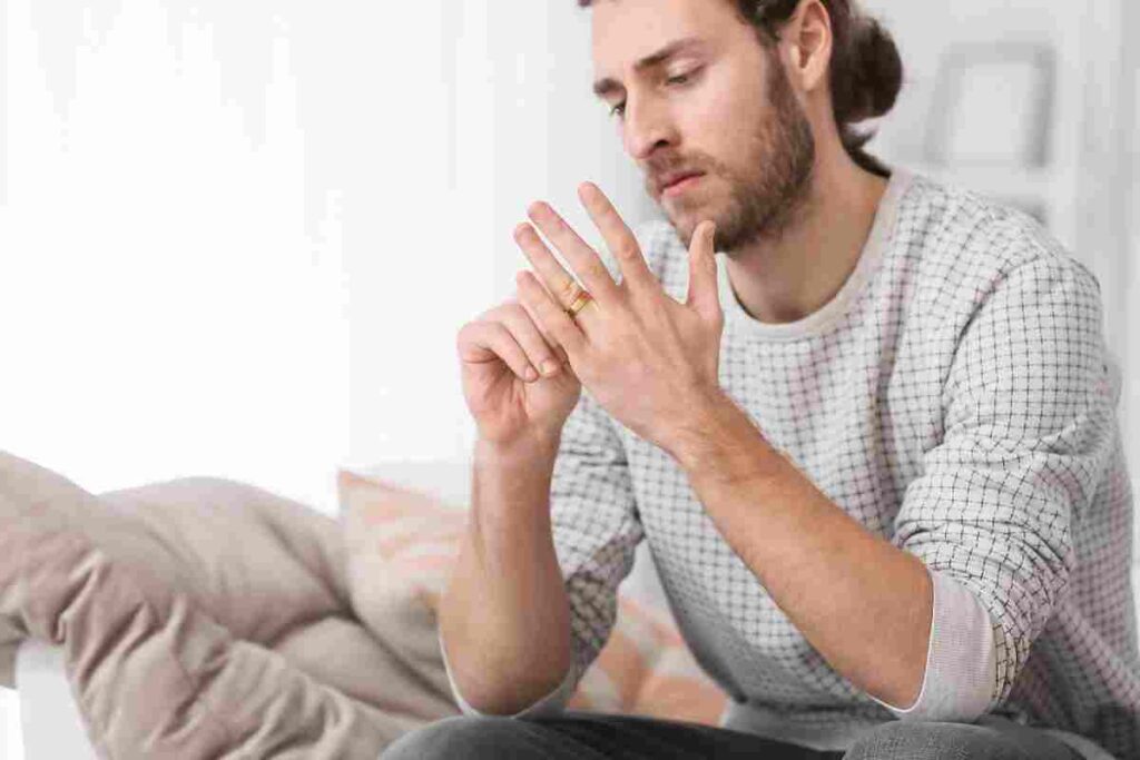 Signe que votre mari est amoureux de sa maîtresse : il enlève son alliance