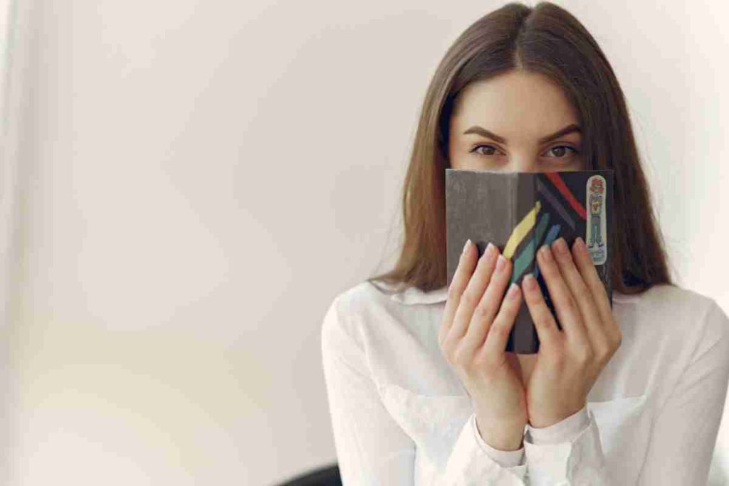 Signe évident que tu plais à une femme timide : elle te regarde discrétement
