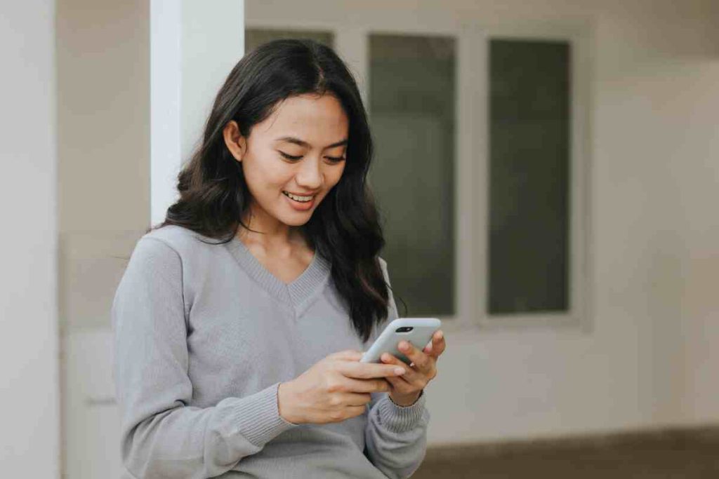 Signe évident que tu plais à une femme timide : elle te parle plus sur téléphone