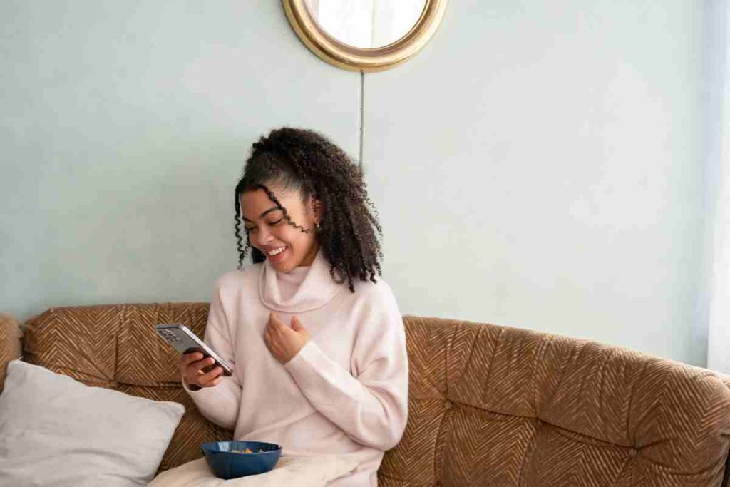 Signe évident que tu plais à une femme timide : elle s'efforce pour attirer ton attention