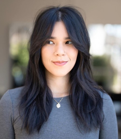 frange rideau longue sur cheveux noir