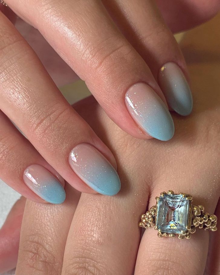 Ongles mariage dégradé bleu pastel pour tradition élégante
