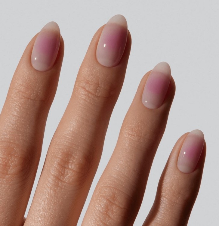 Ongles mariage rosés effet blush romantique et délicat
