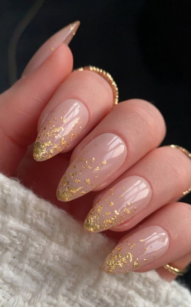 Ongles mariage feuilles d'or luxueuses en dégradé

