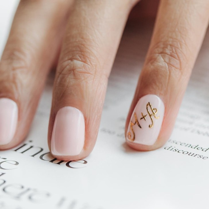 Ongles mariage initiales personnalisées pour union symbolique

