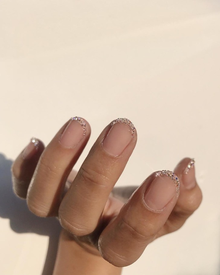 Ongles mariage cristaux Swarovski pour brillance royale
