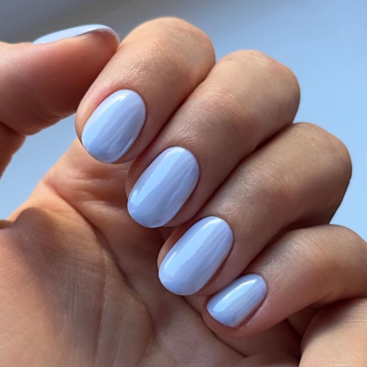 Ongles mariage bleu pastel discret et élégant
