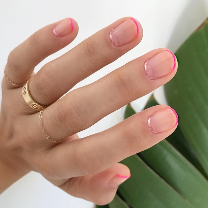 Ongles mariage rose pailleté pour touche festive
