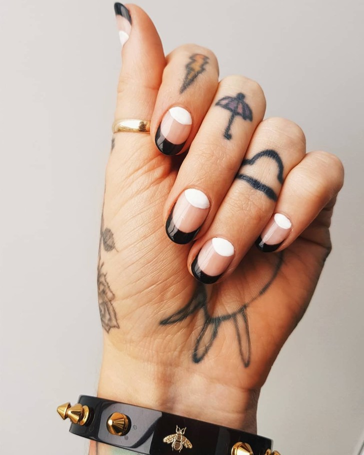 Ongles mariage noir et blanc pour mariée audacieuse

