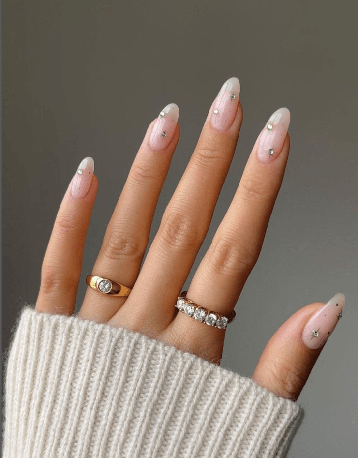 Ongles mariage motif céleste avec strass étoilés
