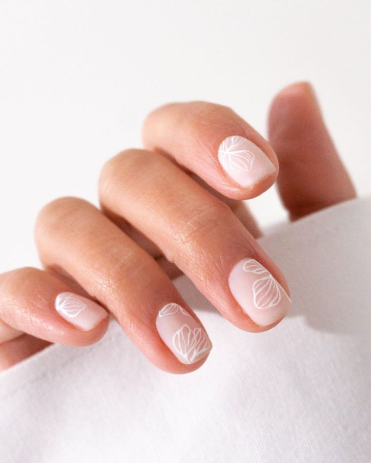 Ongles mariage blancs floraux effet dentelle délicate
