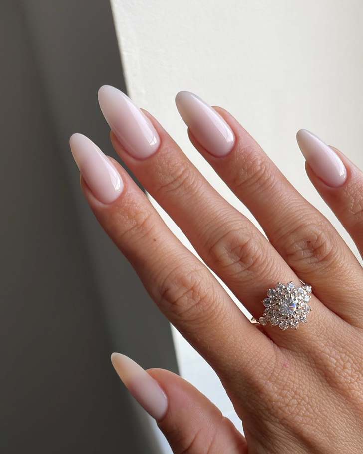 Ongles mariage laiteux glazed pour brillance subtile
