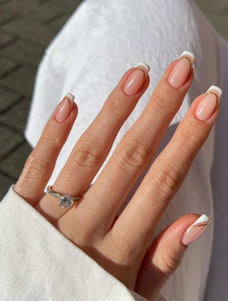 Ongles mariage French et paillettes dorées pour cérémonie glamour
