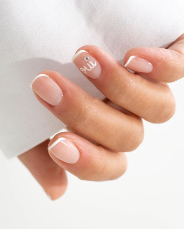Ongles mariage French tip parisiens avec accent chic

