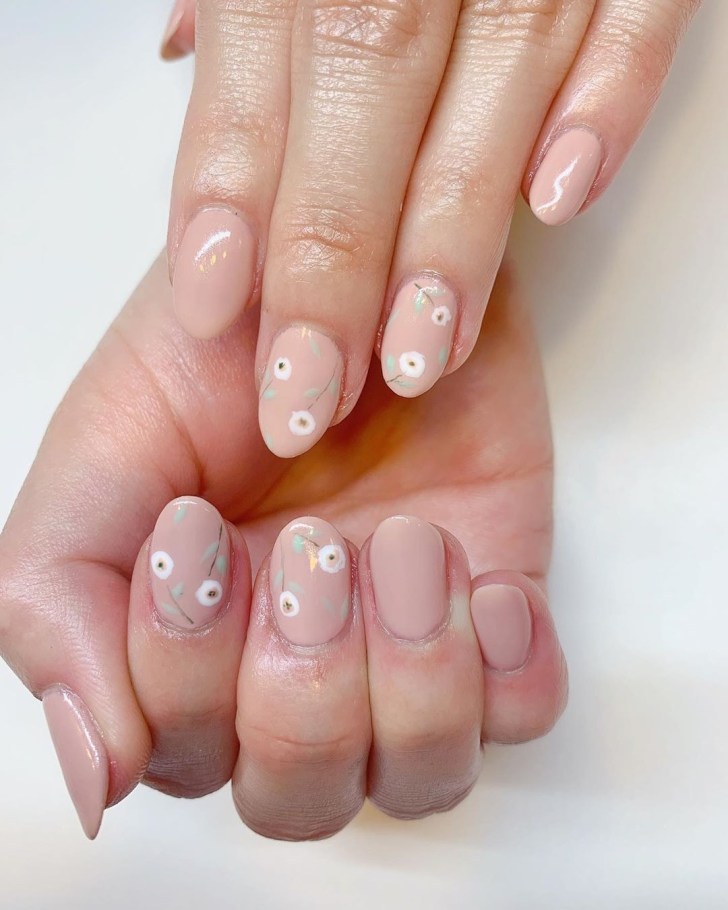 Ongles mariage floraux blancs pour cérémonie printanière

