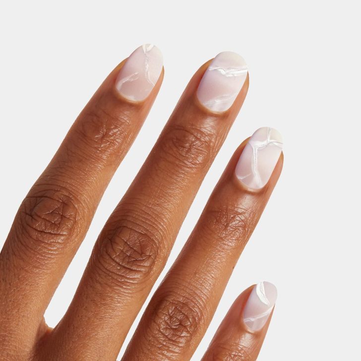 Ongles mariage quartz blanc pour mariée bohème stylée
