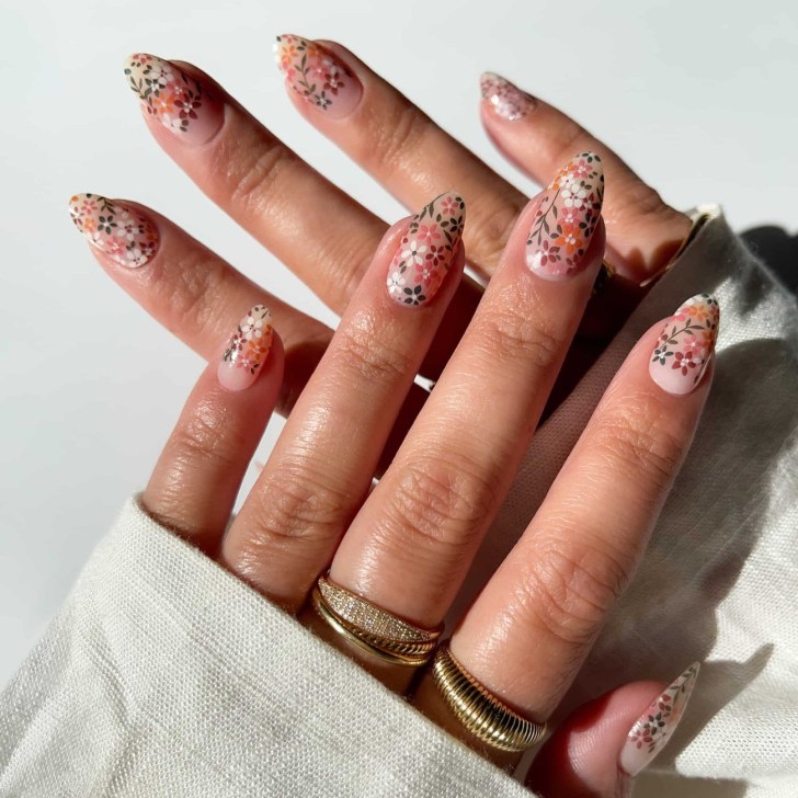 Ongles mariage floraux multicolores pour bouquet assorti
