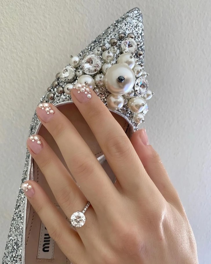 Ongles mariage perles nacrées pour décoration précieuse
