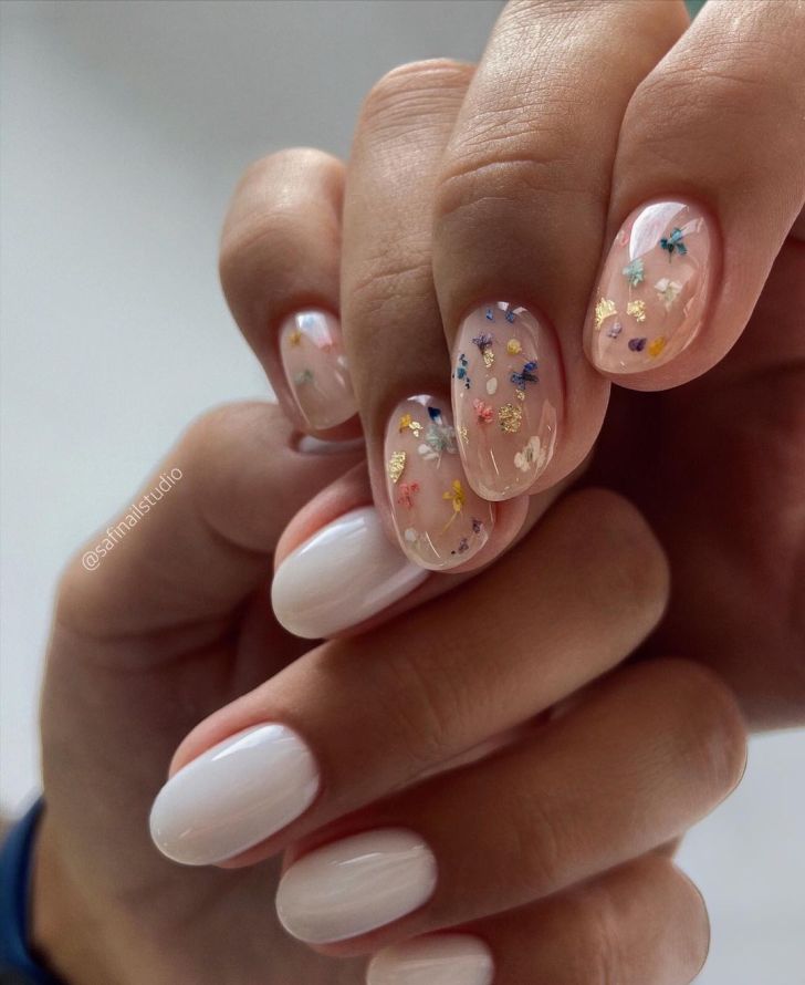 Ongles mariage fleurs séchées encapsulées effet nature
