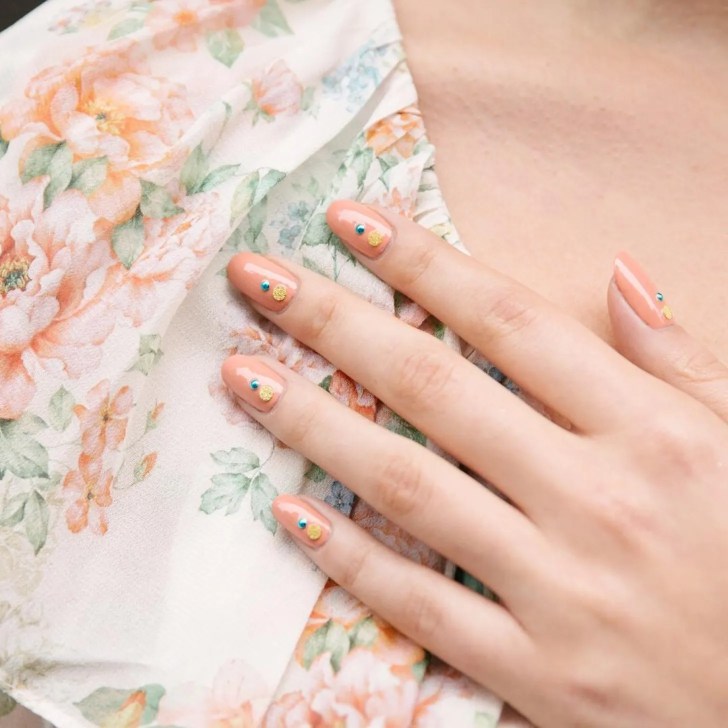 Ongles mariage pêche ornés pour union estivale radieuse
