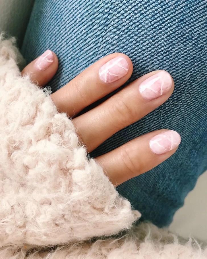 Ongles mariage courts marbrés pour élégance discrète
