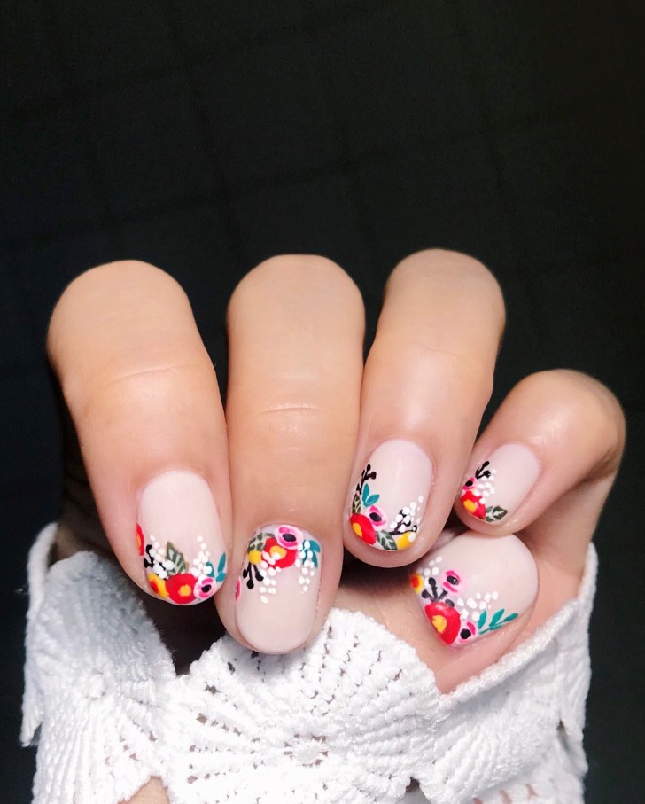 Ongles mariage courts fleuris effet jardin miniature
