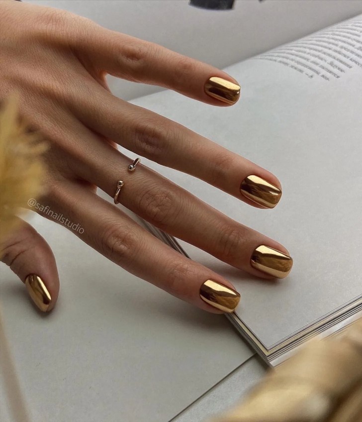 Ongles mariage courts dorés pour luxe minimaliste
