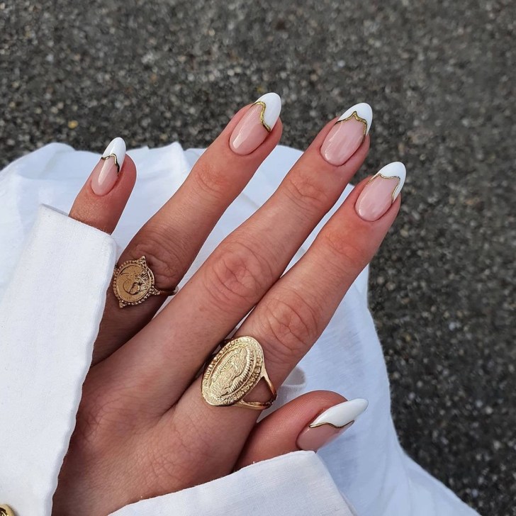 Ongles mariage French bordés d'or pour finition luxueuse

