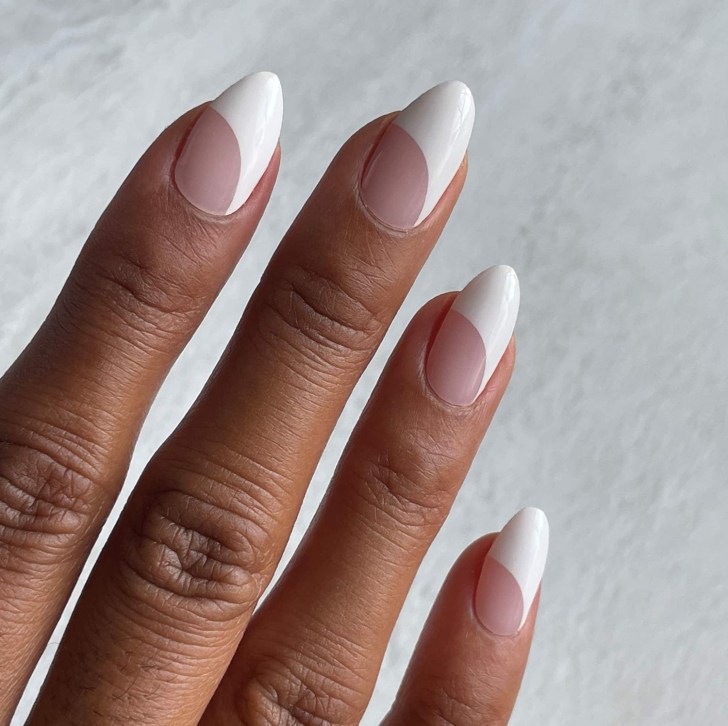 Ongles mariage French manucure incurvée pour lignes douces
