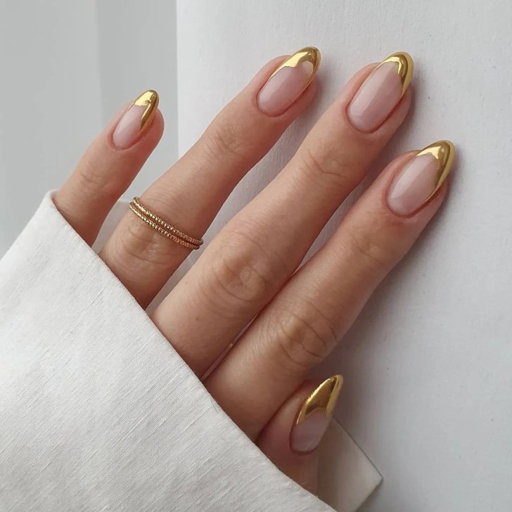 Ongles mariage French dorés pour touche métallique audacieuse
