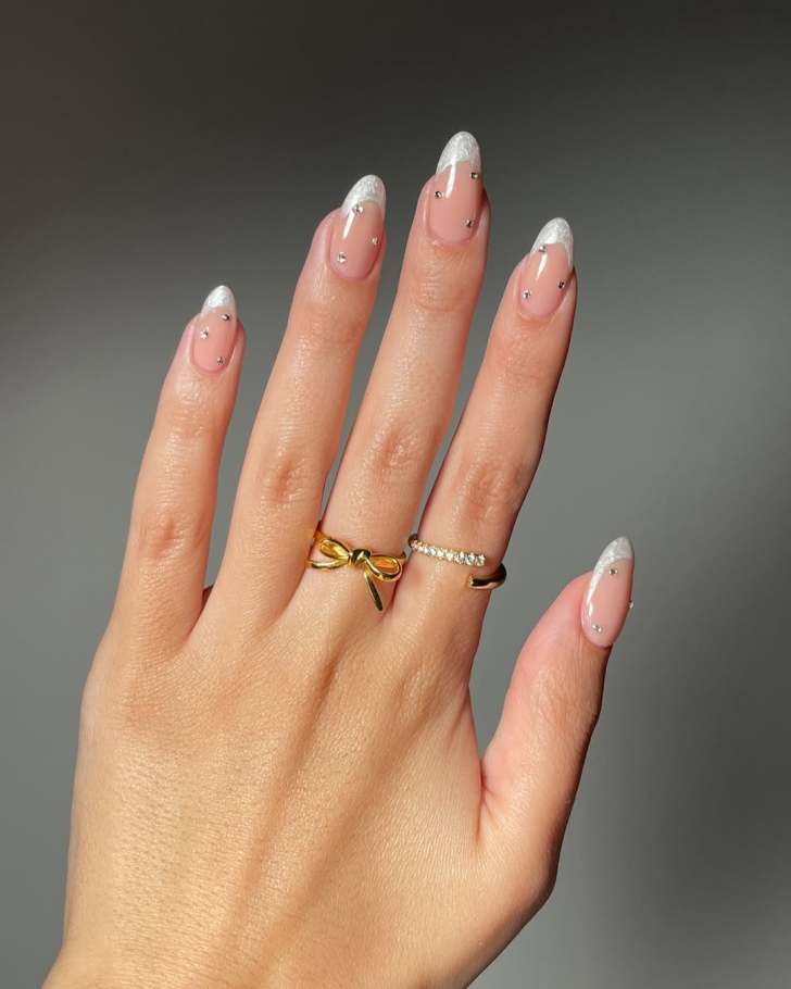 Ongles mariage French perlés effet champagne festif
