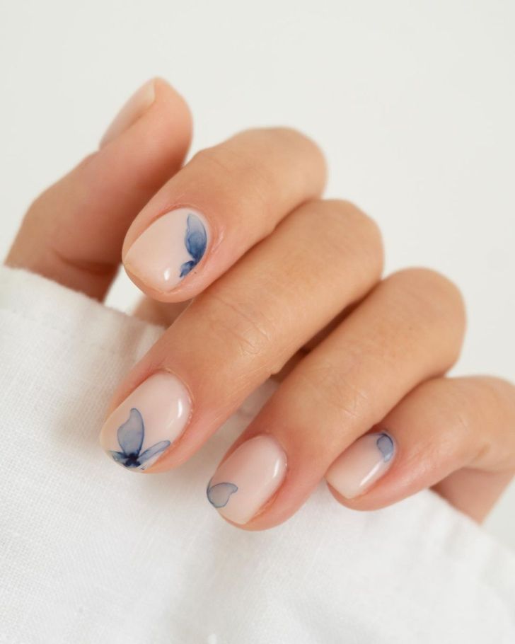 Ongles mariage motifs papillons pour symbolique de renouveau
