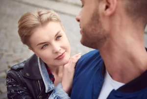 Quel est le comportement d'un homme marié qui cache ses sentiments